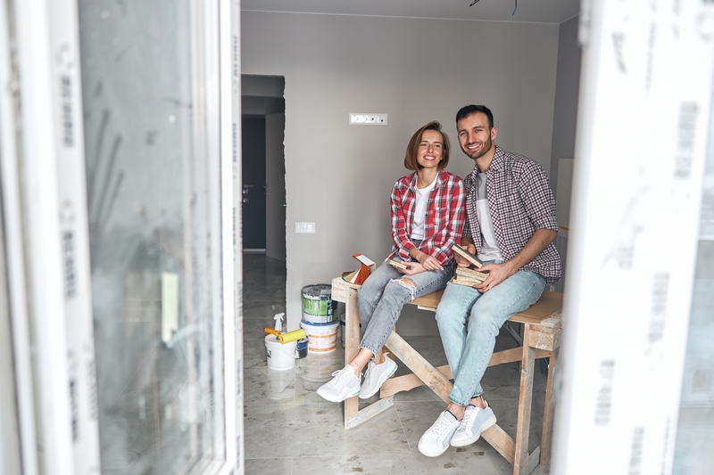couple qui a de nouvelles fenêtres